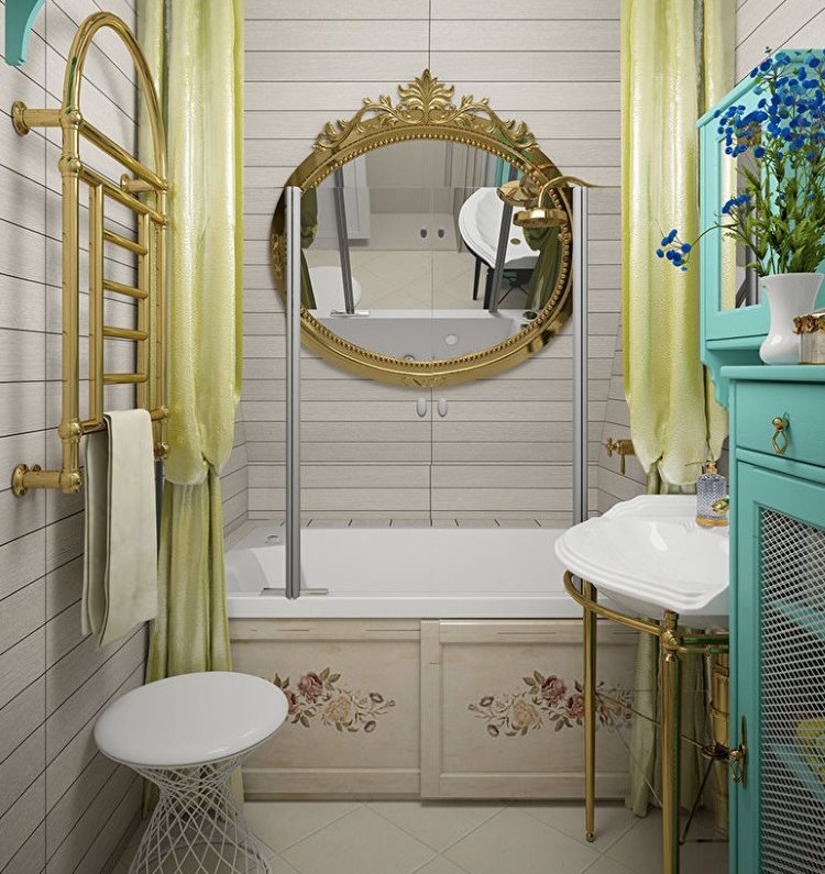 Зеркало в позолоченной раме над белой ванной