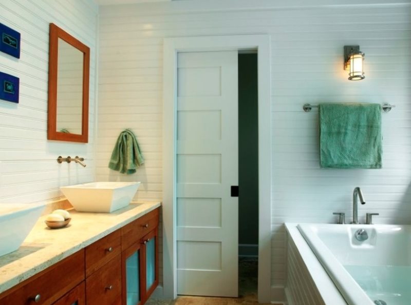 Рамочная раздвижная дверь в ванной частного дома