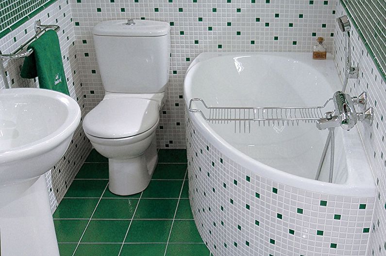 Компактная угловая ванна рядом с унитазом