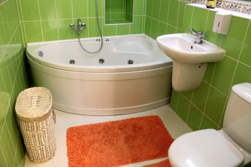 Оранжевый коврик на белом полу в маленькой ванной
