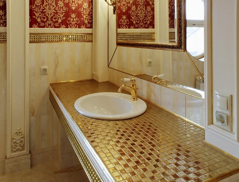 Мозаика с золотистой поверхностью на столешнице в ванной
