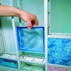 Монтаж стеклоблоков с использованием пластикового каркаса
