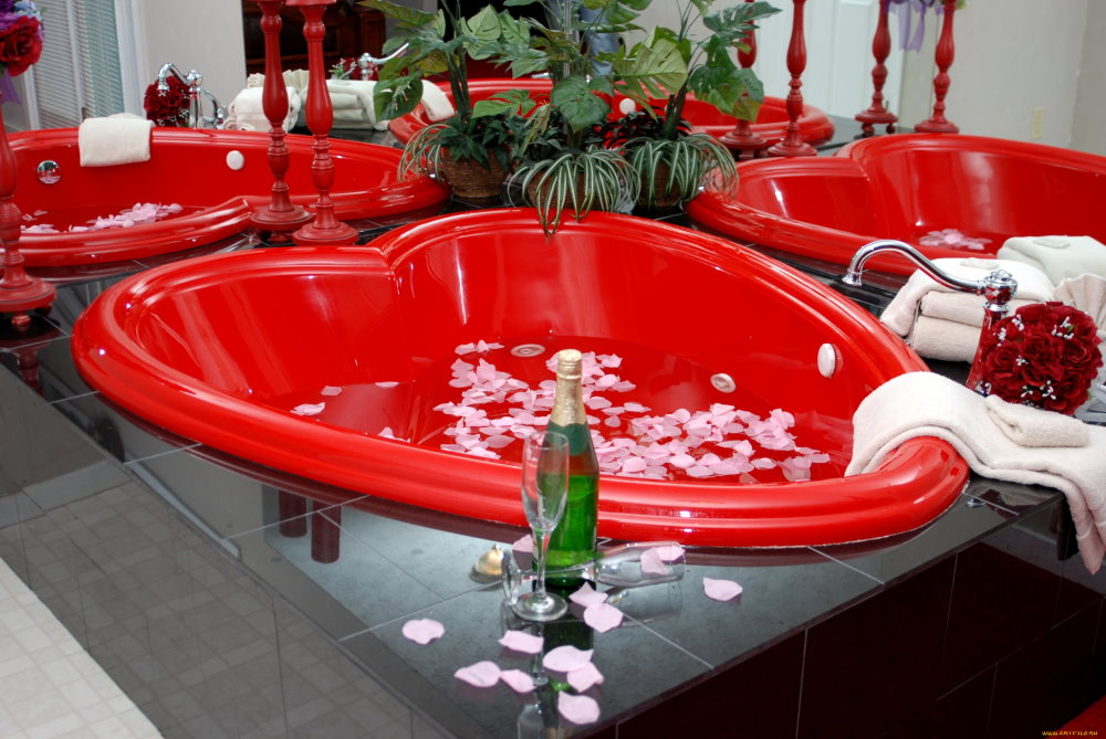 Красная ванна для двоих в виде сердца