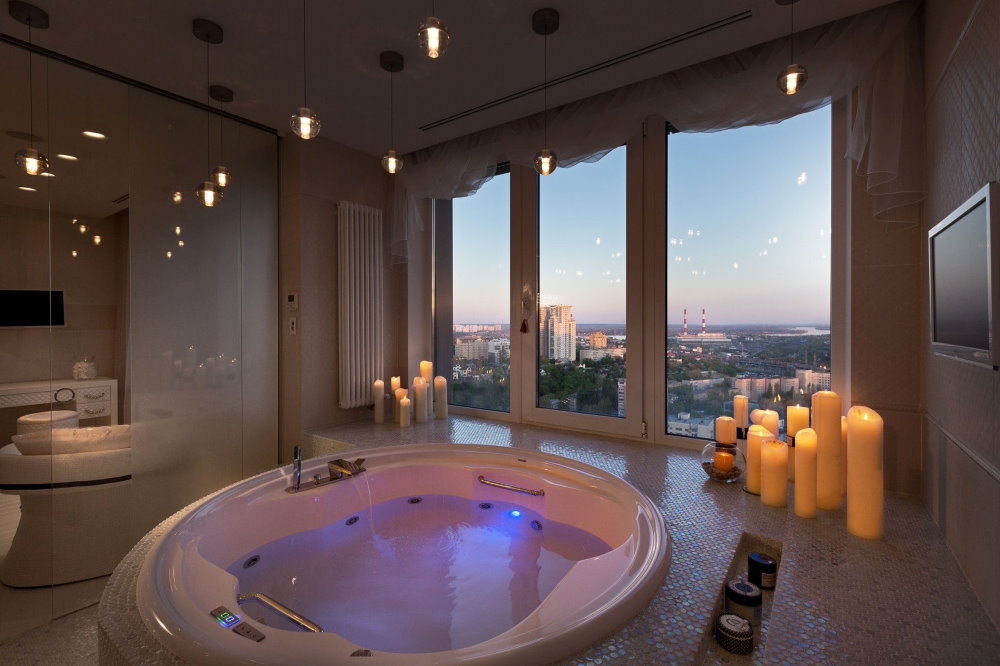 Романтическая обстановка в ванной комнате с большим окном