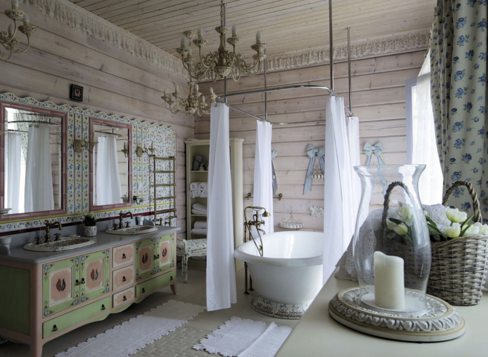 Белые занавески вокруг ванной в деревенском доме
