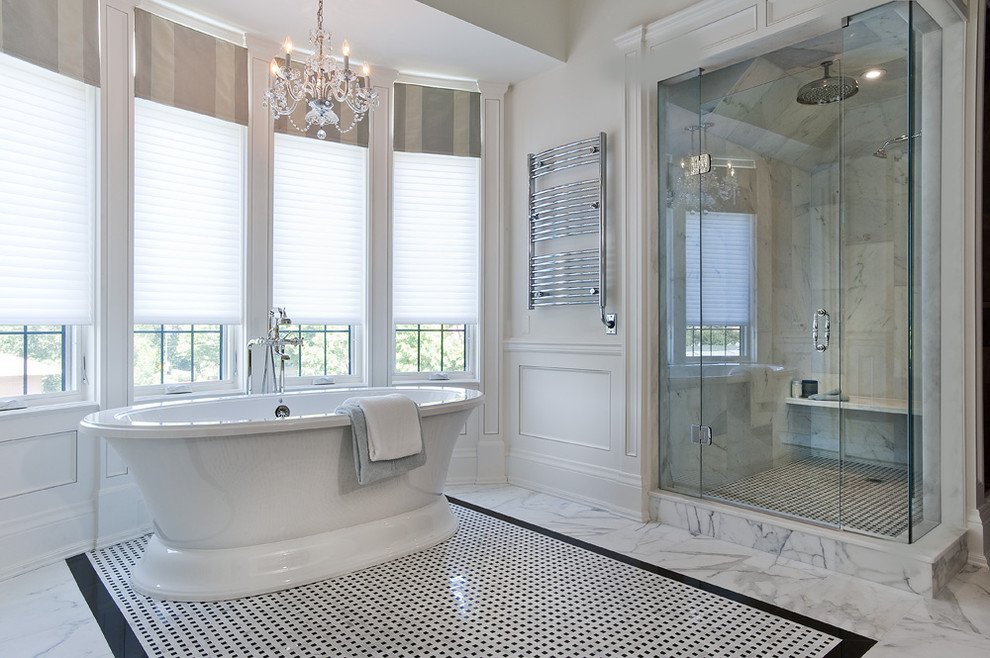Белая акриловая ванна в комнате с эркером