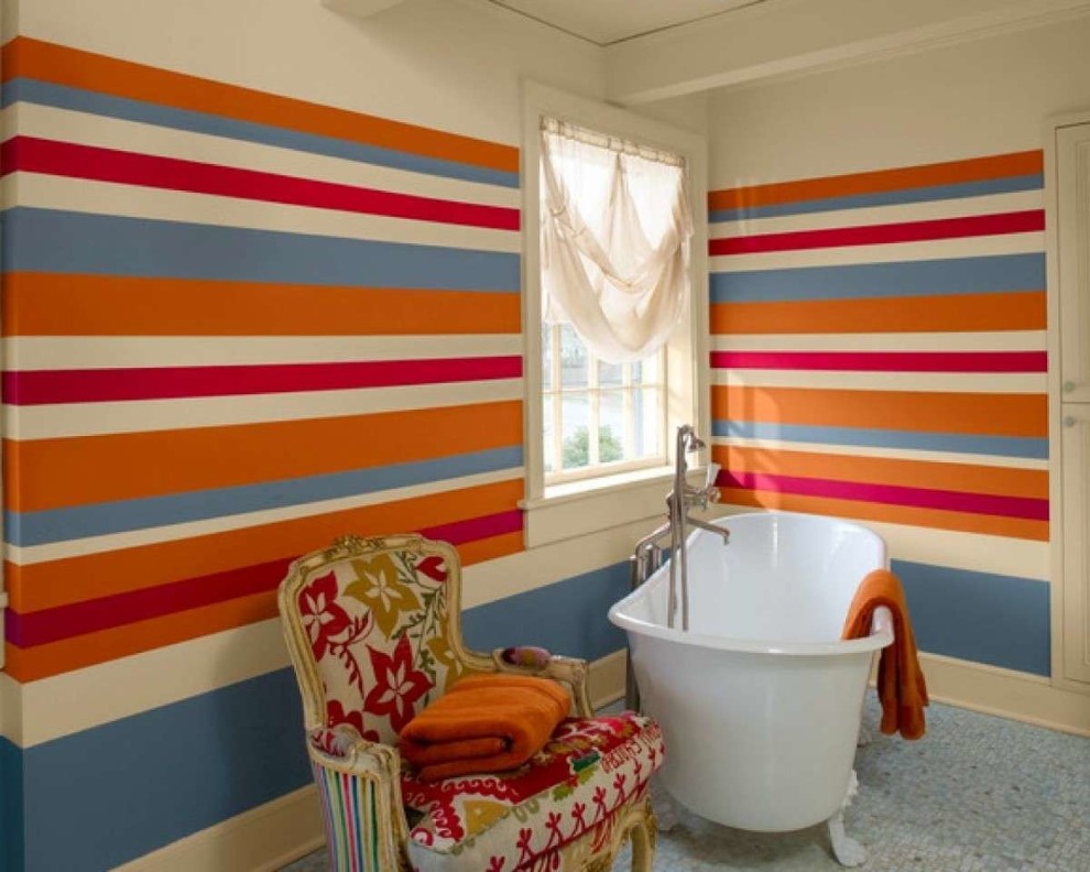 Стены ванной комнаты в разноцветную полоску