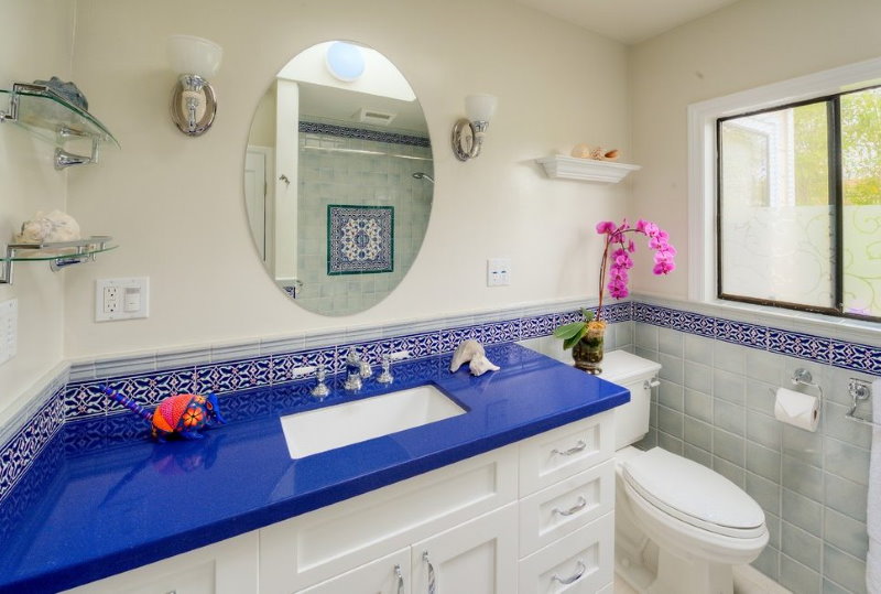 Акриловая столешница синего цвета в ванной с окном