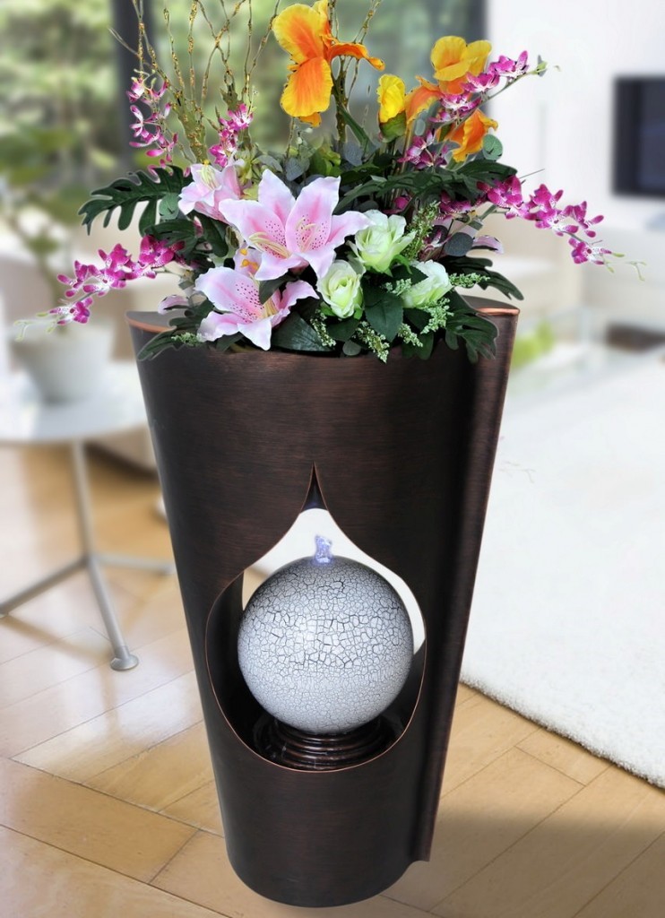 Настольный фонтан в виде вазы с цветами