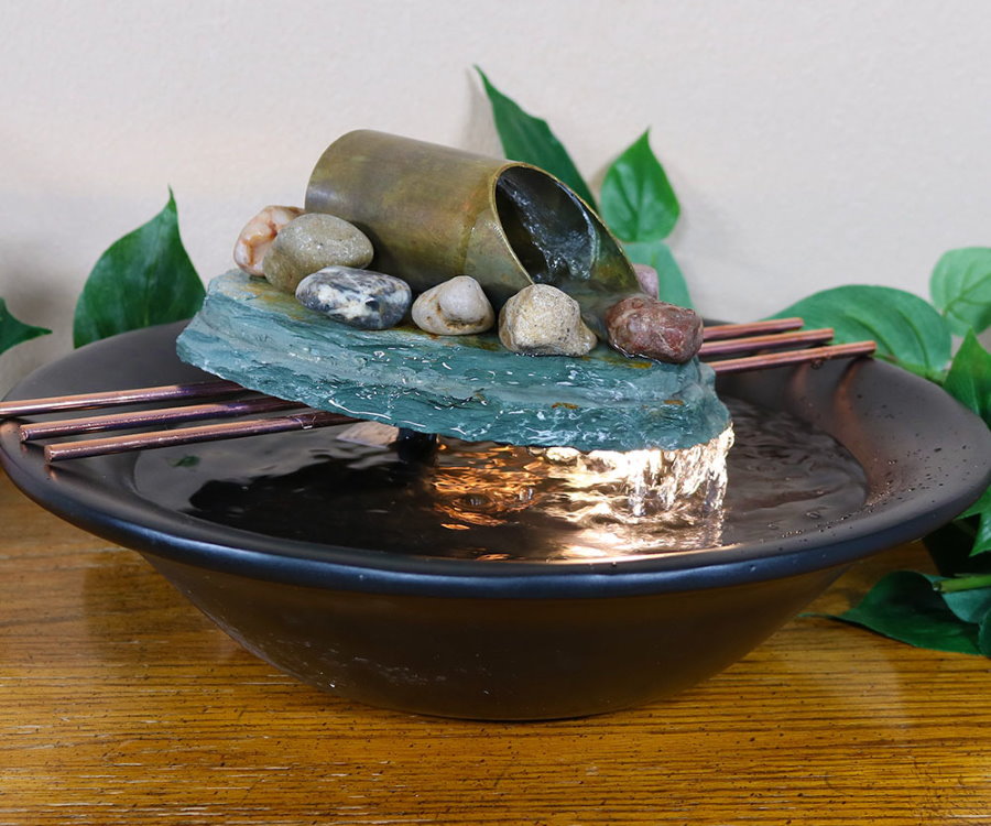 Миниатюрный фонтанчик в фарфоровой тарелке