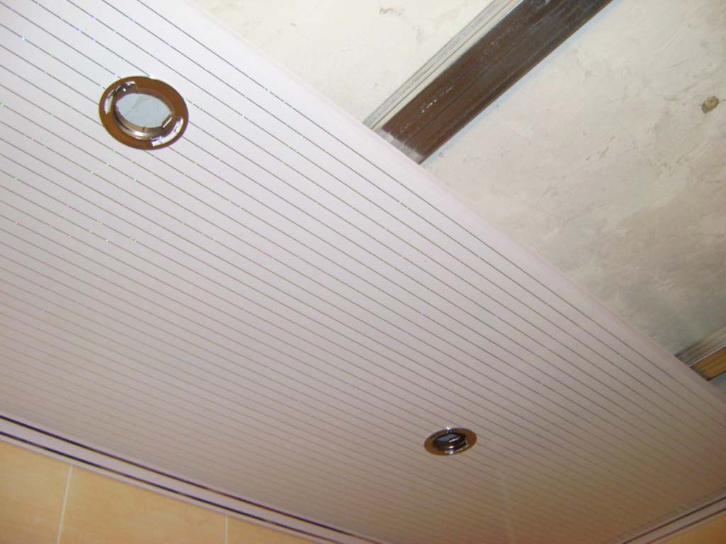 Монтаж пластиковых панелей на потолке санузла в доме