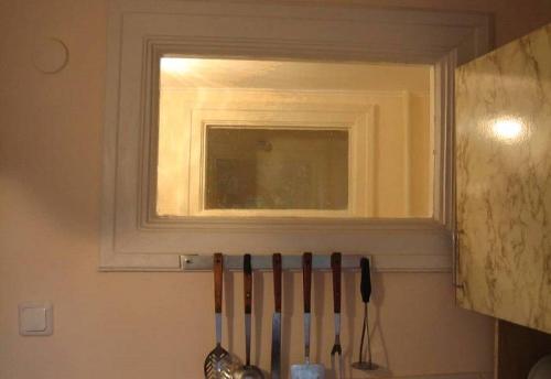 Как сделать окно между ванной и кухней. Почему нельзя сносить окошко между кухней и санузлом и как его красиво обыграть