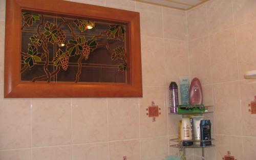 Окно между ванной и кухней в хрущевке чем заделать. Оформления окна между кухней и ванной в закладки 9