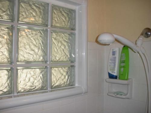Чем закрыть окно в ванной комнате. Как правильно убрать в «хрущевке» окно между ванной и кухней?