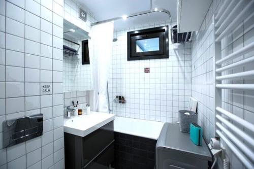 Окно между ванной и кухней дизайн. Почему нельзя сносить окошко между кухней и санузлом и как его красиво обыграть