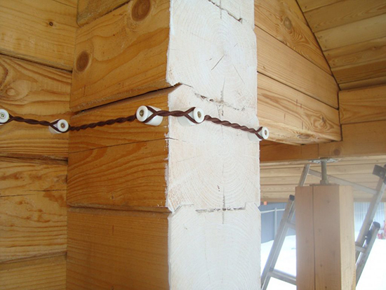 Как сделать наружную проводку в деревянном доме