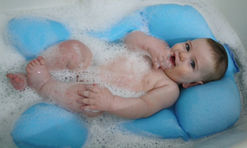 Как правильно купать новорожденного в большой ванне