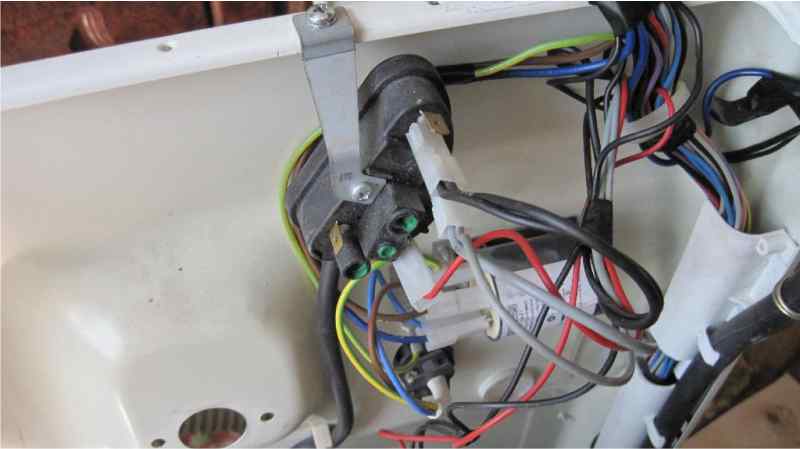 Оценить состояние проводов в стиральной машине Indesit