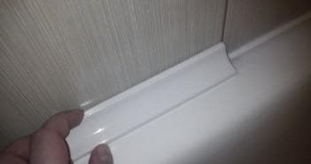 пластиковый плинтус для шва между ванной и стеной