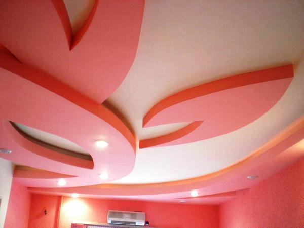 Используя пенопласт, можно создавать интересные композиции на потолке, сочетая между собой различные цвета