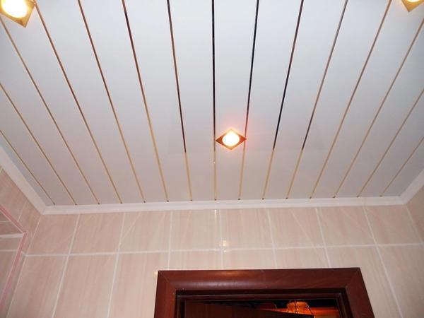 Реечные потолки обладают многими достоинствами: антикоррозийными свойствами, наличием покрытия, предусматривающего отсутствие появления пыли