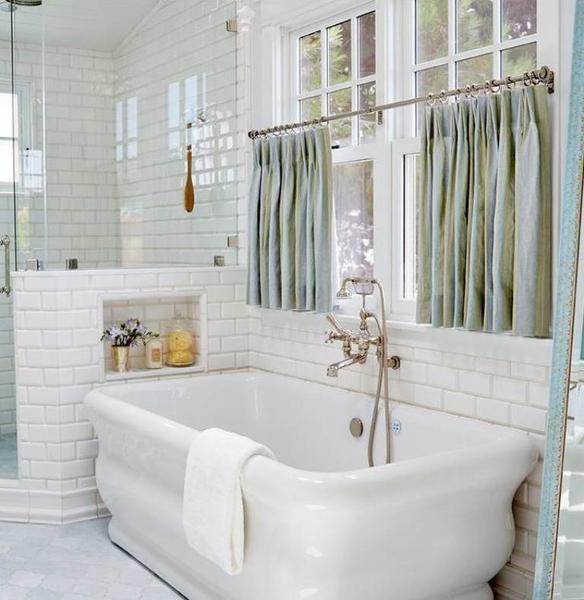 Занавеска в ванную должна быть не только красивой, но практичной и влагоустойчивой 