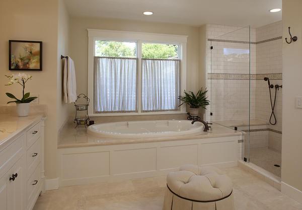 При оформлении окна в ванной комнате необходимо учитывать интерьер помещения и стилистику самого оконного проема