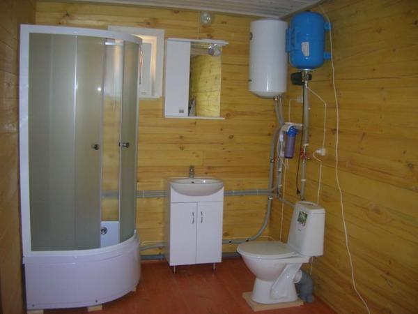 Если совместить дачный душ с туалетом, то можно сэкономить место, а это немаловажно 
