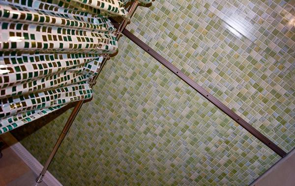 Отделка потолка в ванной комнате проводится с помощью мозаичной плитки, имеющей высокие эксплуатационные характеристики