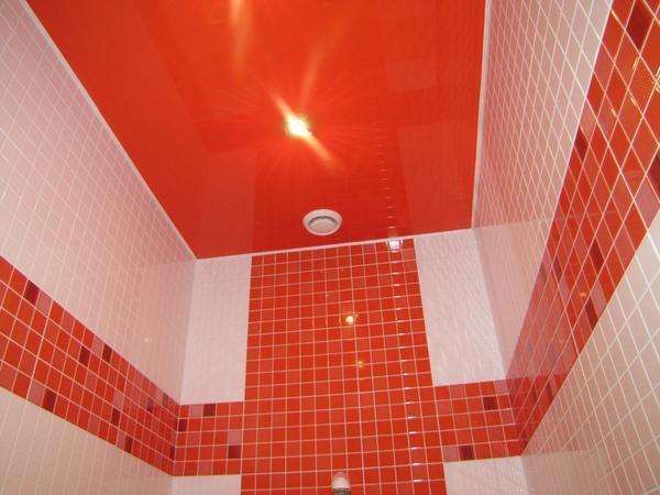 Оформление потолка и стен в ванной комнате должно быть выдержано в едином стиле