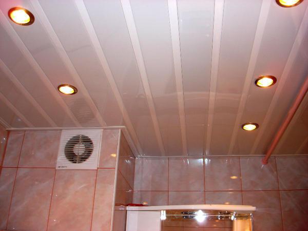Встроенные светильники для реечных потолков идеально подходят для оформления ванной комнаты