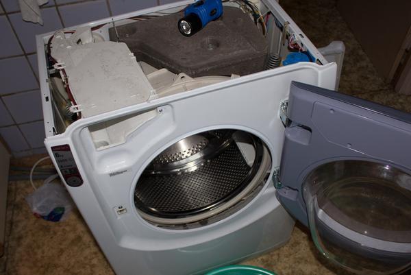 Чтобы разобрать стиральную машину, стоит предварительно ознакомиться с ее конструкцией 