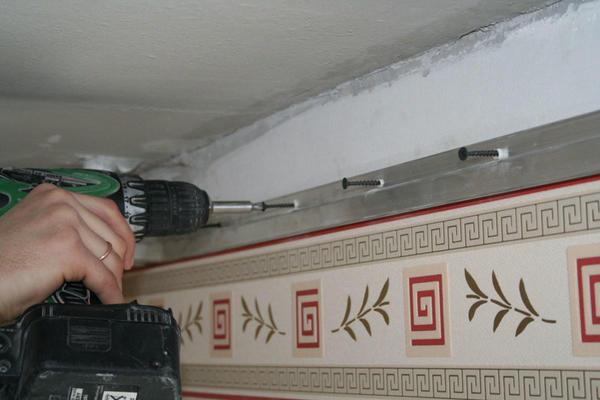 Все работы по установке потолка начинаются с разметки стен и крепления каркаса
