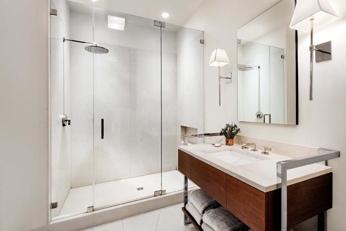 Внешняя лёгкость конструкции позволяет использовать стекло для оформления и зонирования даже в ванных комнатах небольших размеров