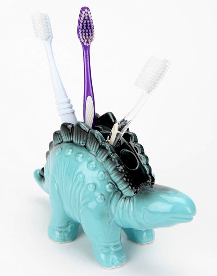 В детском санузле следует поселить забавного динозавра или другую зверушку для зубных щёток