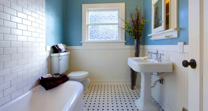 Если санузел совмещён, то многие аксессуары находят место под ванной и в шкафчике с зеркалом