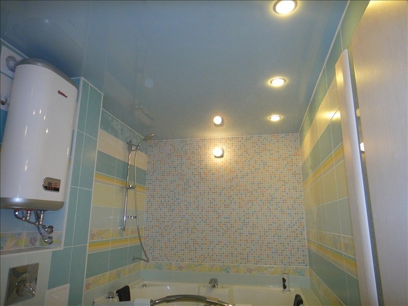 Натяжной потолок из ПВХ в ванной