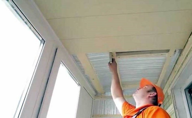 Как утеплить на балконе потолок