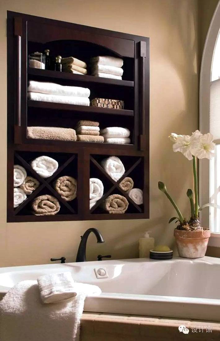 коричневая полка над ванной для хранения полотенец