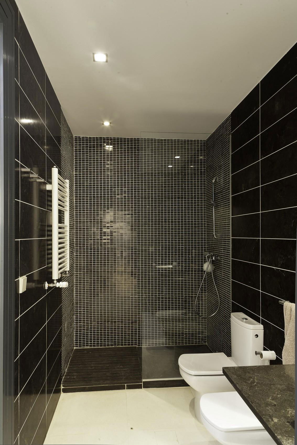 Тёмная плитка в интерьере ванной - Фото 9