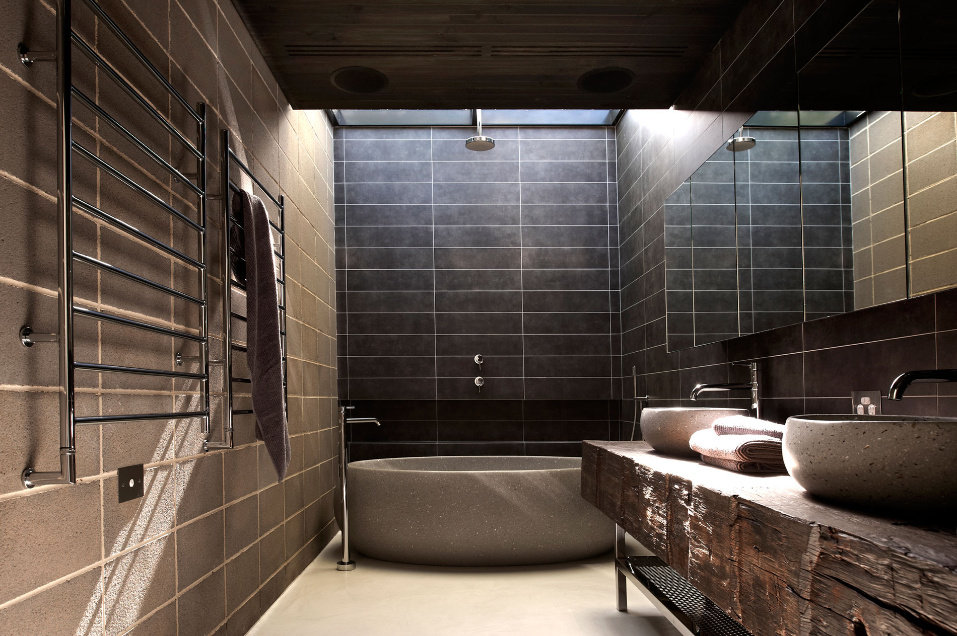 Тёмная плитка в интерьере ванной - Фото 12