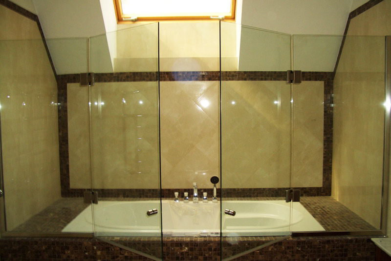 фото распашной стеклянной шторы в ванной
