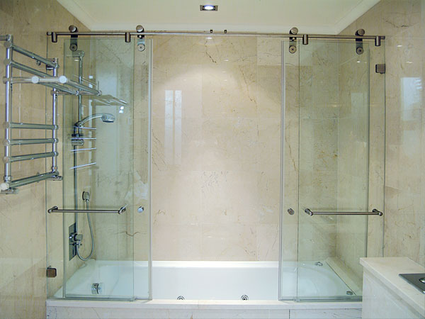 фото раздвижной стеклянной шторы в ванной