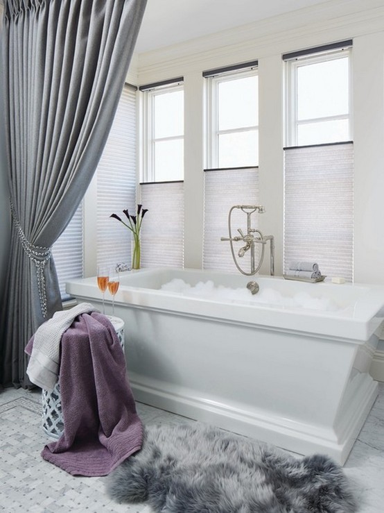 шторы из ткани в ванной с подхватом из бусин