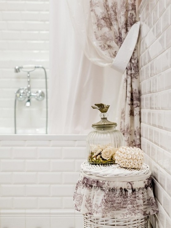 тканевая штора в ванной в стиле прованс