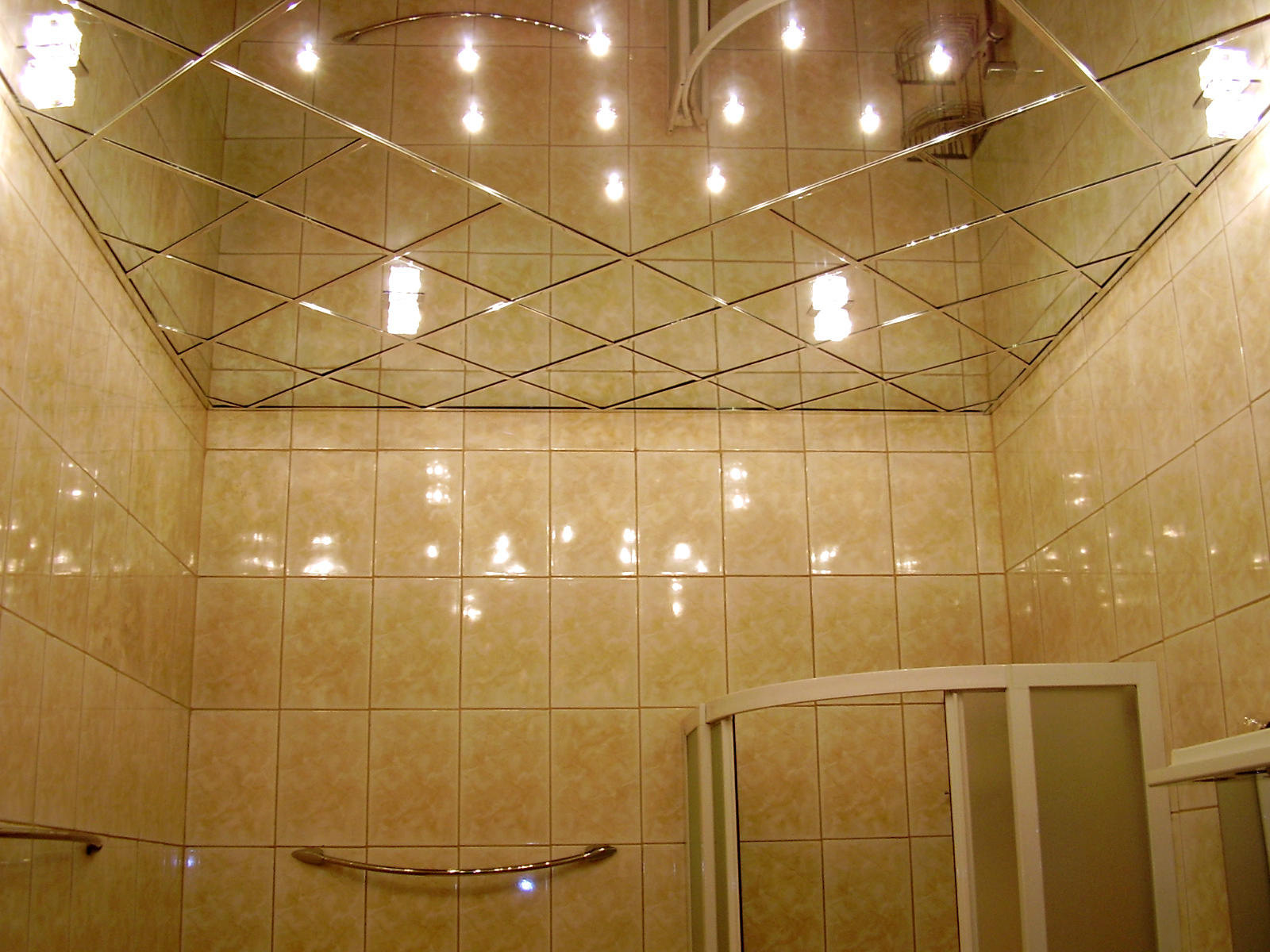 Прежде чем оформлять ванную зеркальным потолком, ознакомьтесь с его преимуществами и недостатками