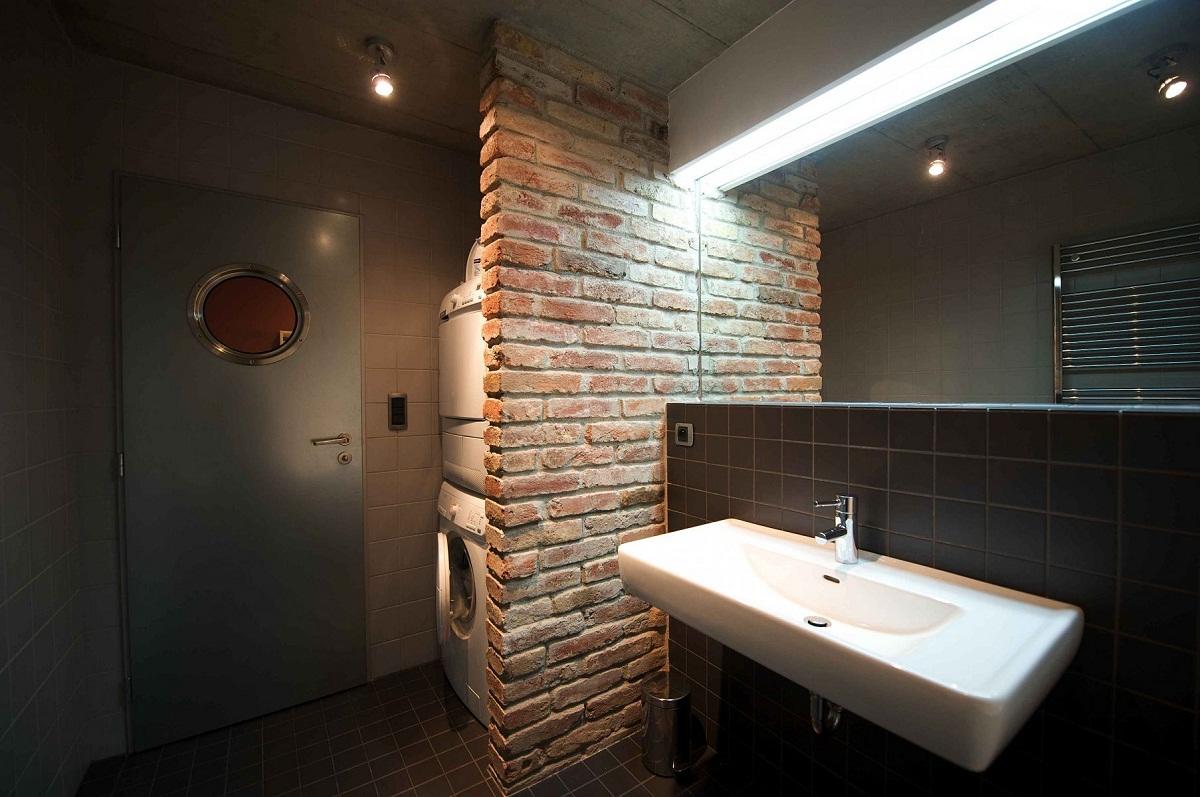В ванной комнате, сделанной в стиле лофт, зачастую присутствует несколько видов отделочных материалов 