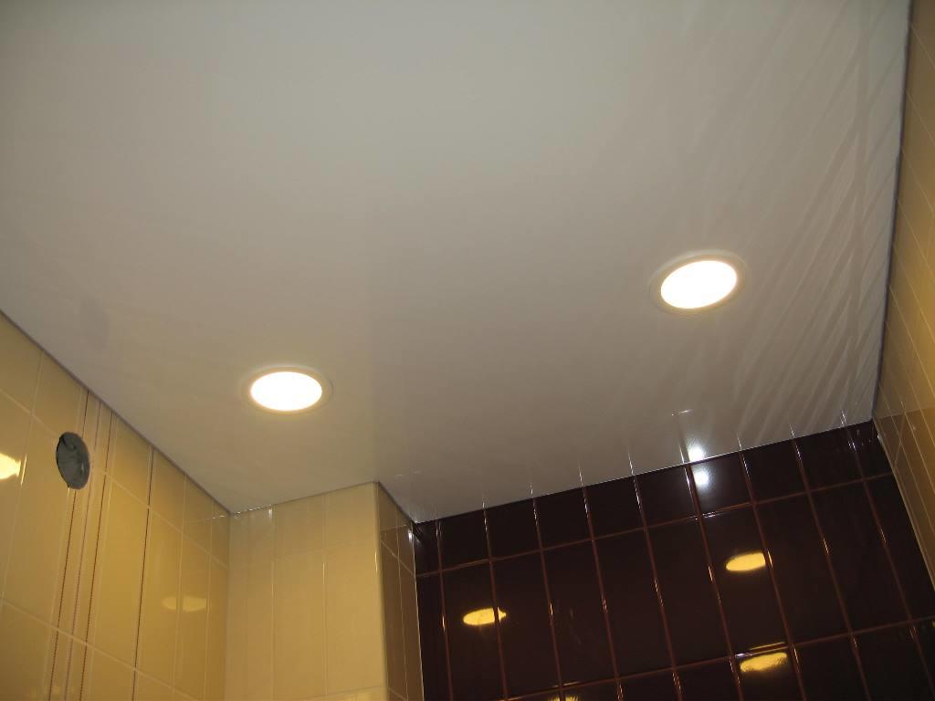 Отличные характеристики позволяют натяжному потолку в туалете завоевывать большую популярность на рынке строительных материалов