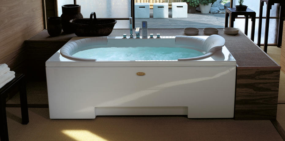 Выбирая ванну с джакузи, необходимо определиться с ее размерами и формой
