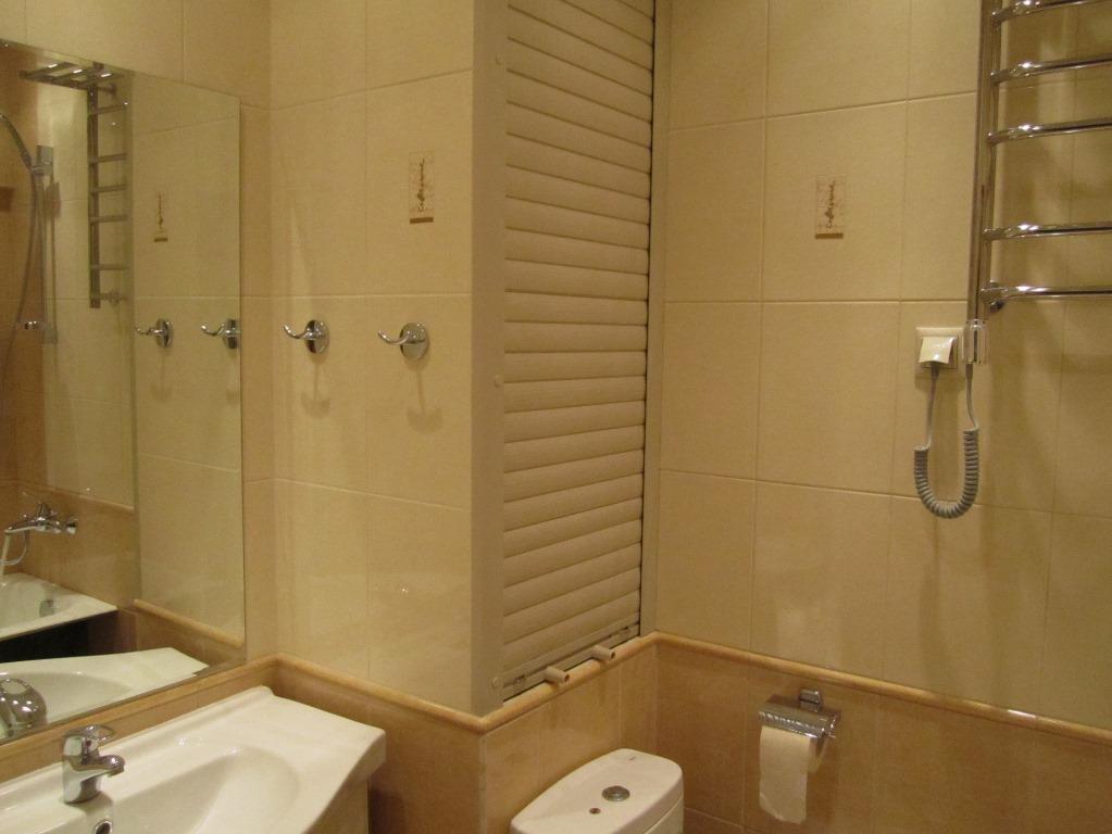 Отлично в интерьере ванной комнаты будут смотреться короб и жалюзи, которые помогут спрятать трубы 
